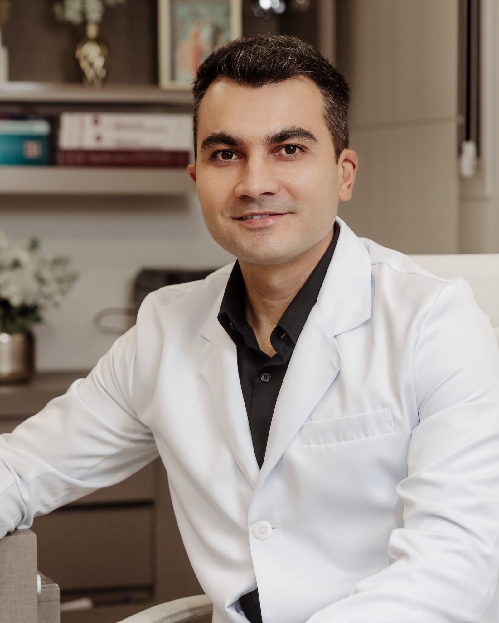 Dr. Edmundo Rocha, dermatologista e cirurgião de Mohs, em seu consultório