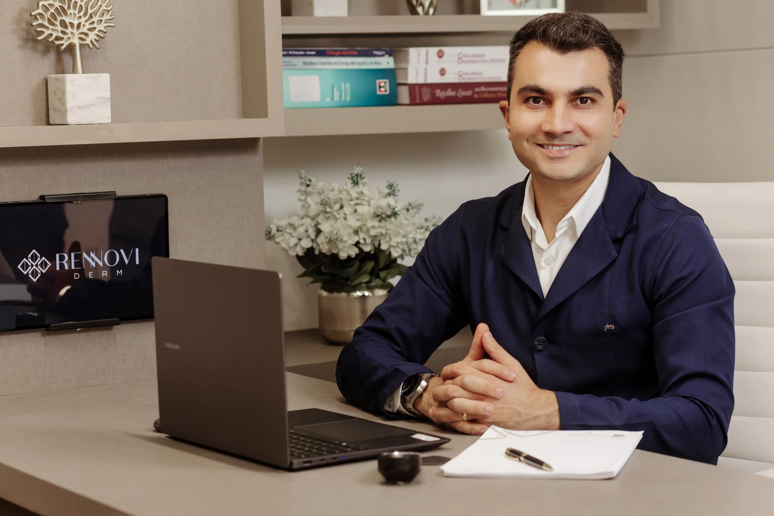Dr. Edmundo Rocha, dermatologista, em seu consultório em Montes Claros