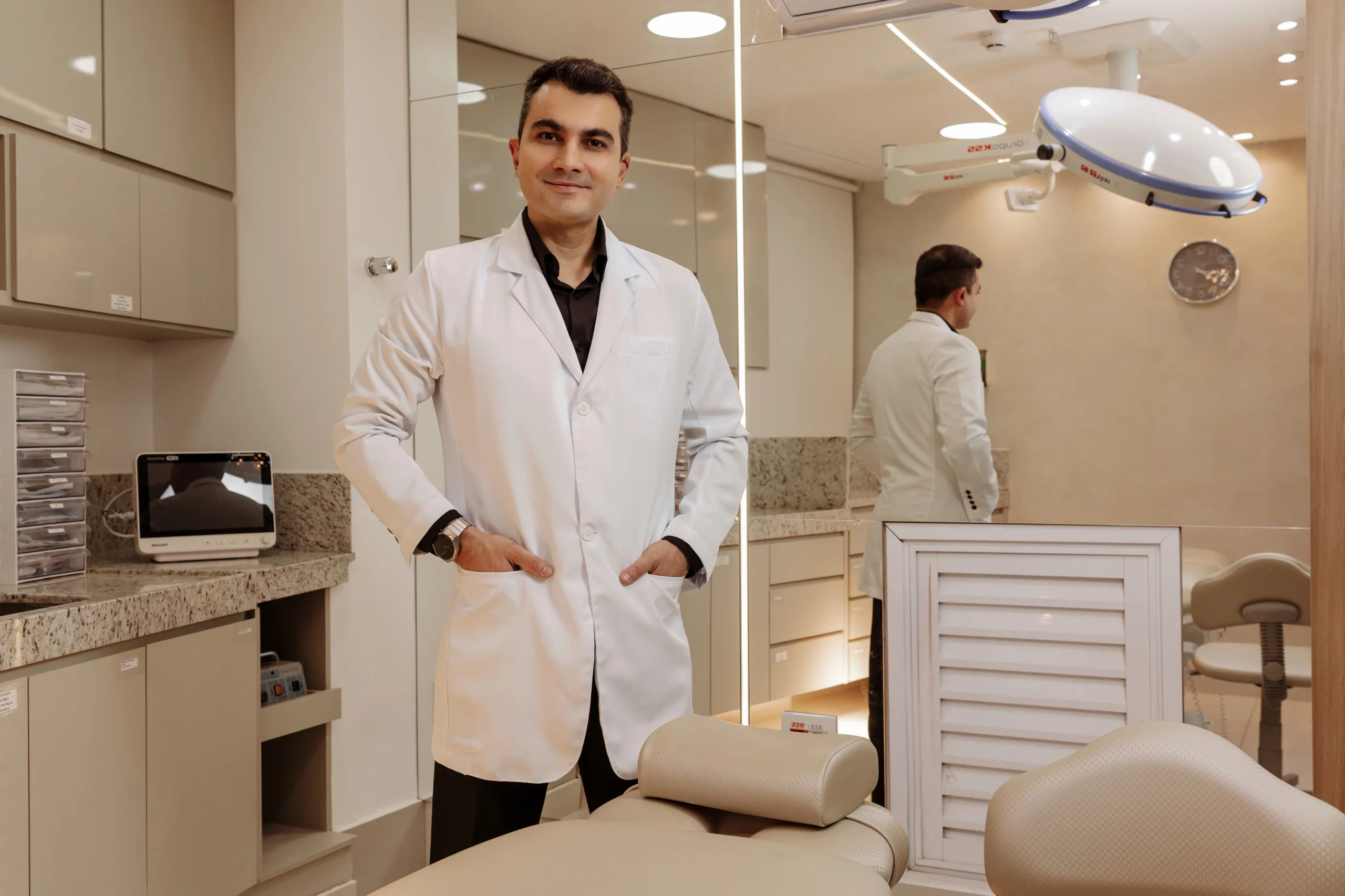 Dr. Edmundo Rocha na sala cirúrgica da clínica