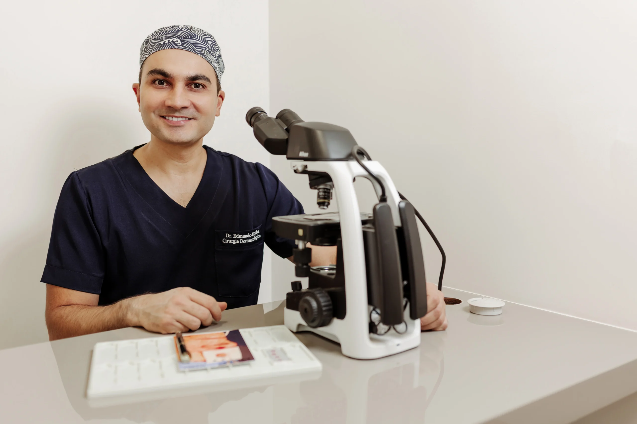 Dr. Edmundo Rocha ao microscópio, análise das margens na cirurgia de Mohs